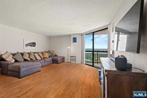 708 Harmon Cove Tower, Secaucus, NJ 07094