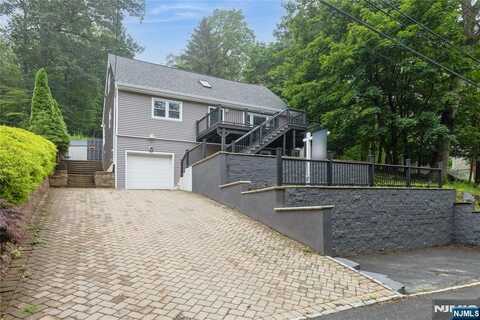 8 Wenonah Avenue, Oakland, NJ 07436