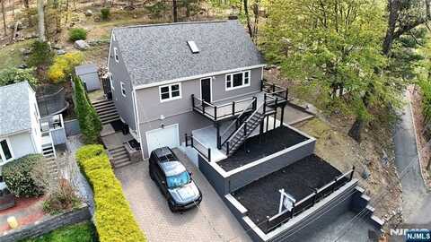 8 Wenonah Avenue, Oakland, NJ 07436