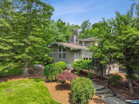 11 Rising Ridge Road, Upper Saddle River, NJ 07458