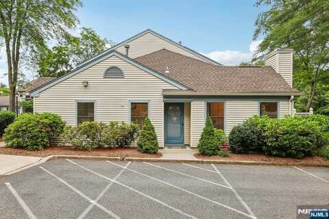 7 Eakens Court, Mahwah, NJ 07430