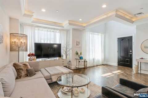8 Marquis Court, Edgewater, NJ 07020