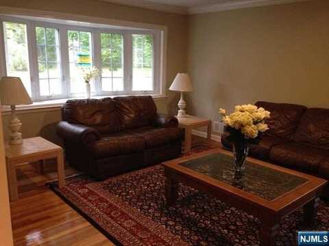 525 Lynn Street, Ridgewood, NJ 07450