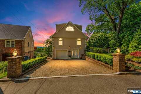 801 Oakwood Lane, Ridgefield, NJ 07657