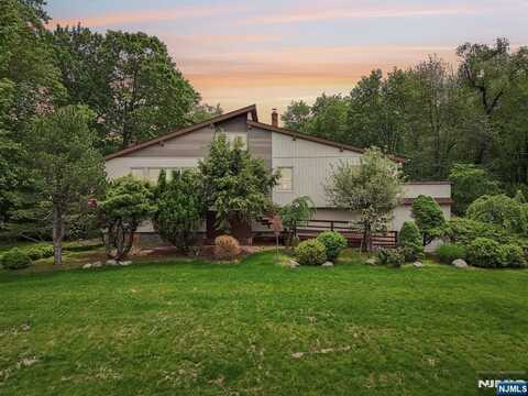 12 Lenape Trail, Upper Saddle River, NJ 07458