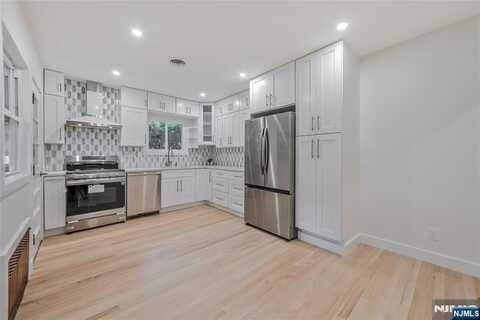 21 E Central Avenue, Bergenfield, NJ 07621