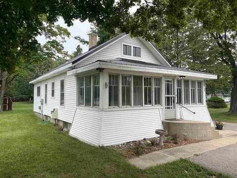 747 Petoskey Ave, Charlevoix, MI 49720