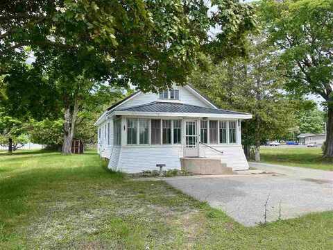 747 Petoskey Ave, Charlevoix, MI 49720
