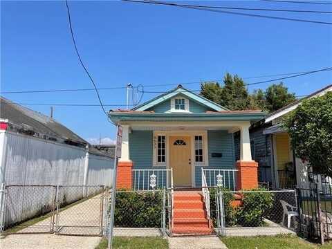 8633 APPLE Street, New Orleans, LA 70118