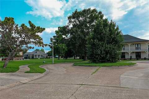 62 W QUEENS Court, Chalmette, LA 70043