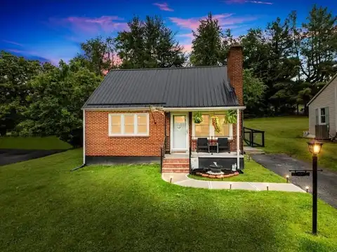 1202 Newbern Road NE, Pulaski, VA 24301