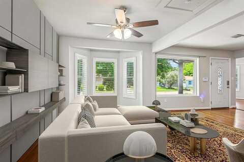 2933 S Hills Avenue, Fort Worth, TX 76109