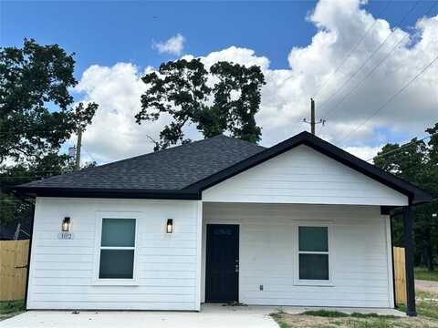 102 Navajo Drive, Mabank, TX 75156