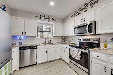 702 Middle Glen Drive, Garland, TX 75043