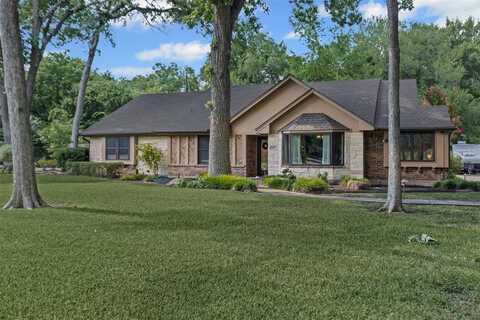 107 Forest Brook Street, Oak Leaf, TX 75154