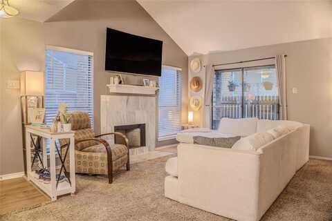 2101 Park Willow Lane, Arlington, TX 76011