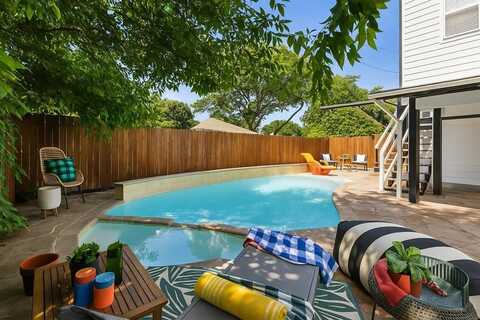 2435 W 10th Street, Dallas, TX 75211