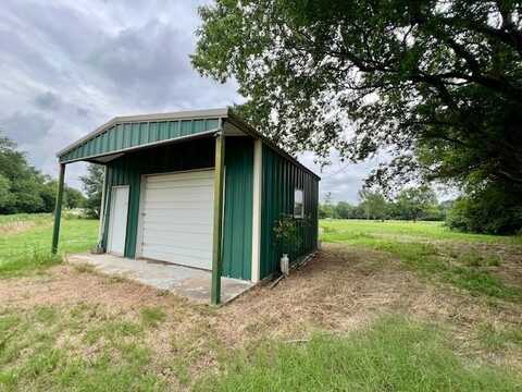 600 S BOIS D'ARC Street, Blossom, TX 75416