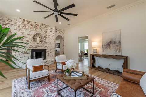 2052 Parkridge Drive, Hurst, TX 76054