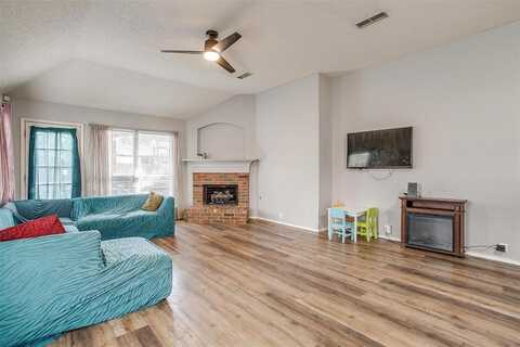 523 Deerwood Drive, Burleson, TX 76028