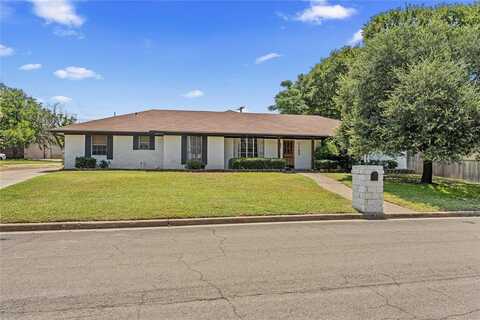 1109 Knotty Oaks Drive, Woodway, TX 76712