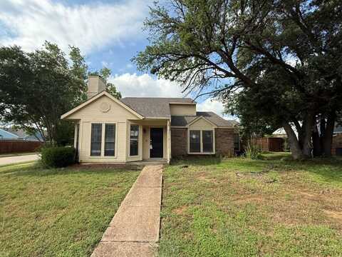 413 Creekwood Lane, Lewisville, TX 75067