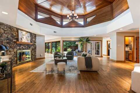 8907 Meadowknoll Drive, Dallas, TX 75243