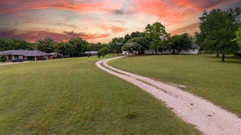 951 E Highland Road, Oak Leaf, TX 75154
