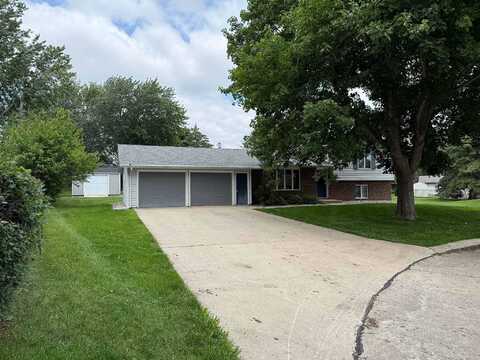 1104 3rd St Cir NE, Sioux Center, IA 51250