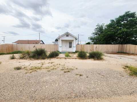 512 E 8th St, McCamey, TX 79752