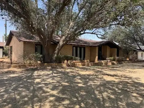 1819 W Jefferson St, Pecos, TX 79772