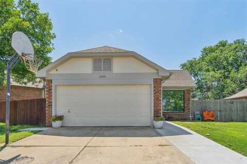 1225 Clover Road, Moore, OK 73160