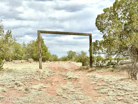 64735 N Flaming Star Drive, Seligman, AZ 86337