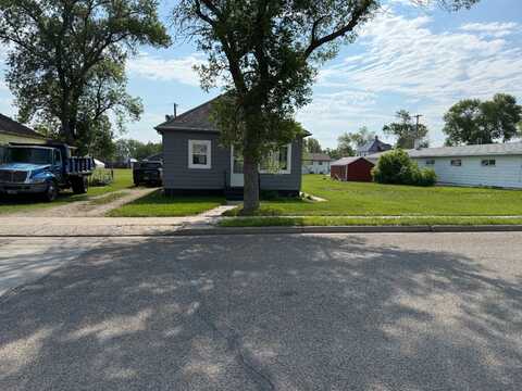13 7th St N, Wishek, ND 58495