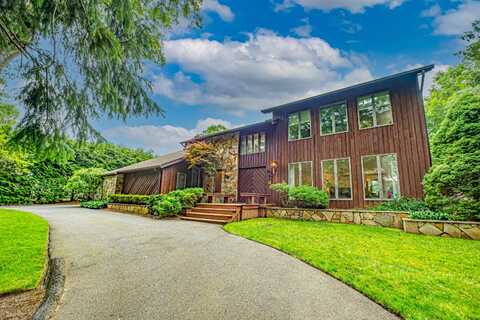 4 Candlelight Court, Smithtown, NY 11787