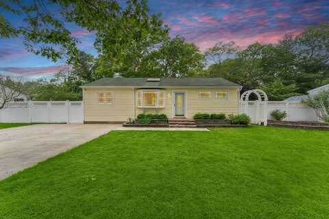 8 Park Lane, Hampton Bays, NY 11946
