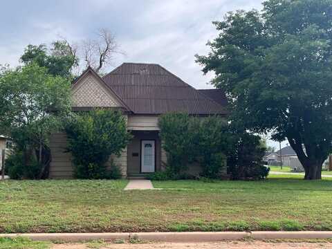 500 Avenue C NW, Childress, TX 79201