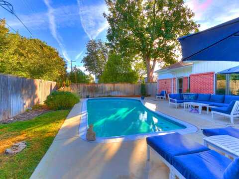 1821 Coventry Ln, Nichols Hills, OK 73120