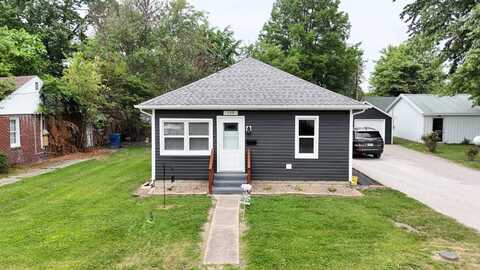 129 E Scudamore Ave, Flora, IL 62839