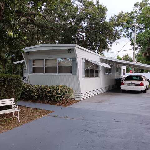 812 W. Colonial Cir., Daytona Beach, FL 32117