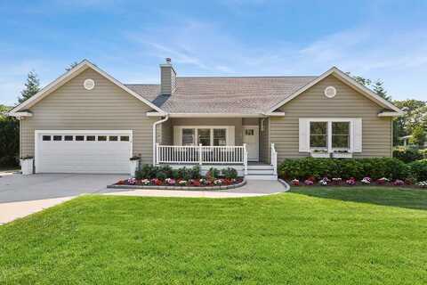 4 Beechnut Court, East Quogue, NY 11942