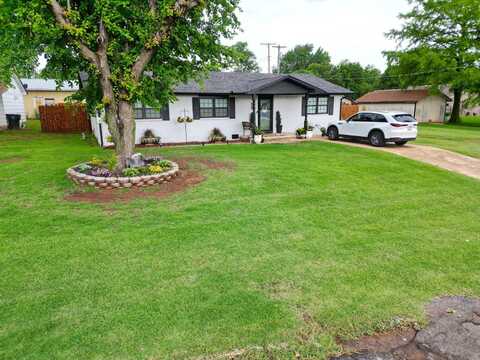 216 South Apache Avenue, Binger, OK 73009