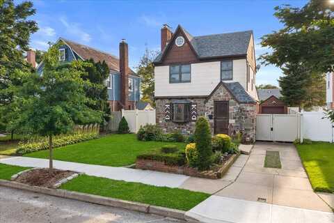 8618 248th St, Bellerose, NY 11426