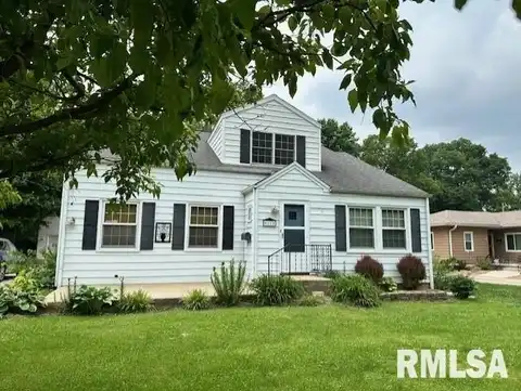 11 JONES Place, Jacksonville, IL 62650