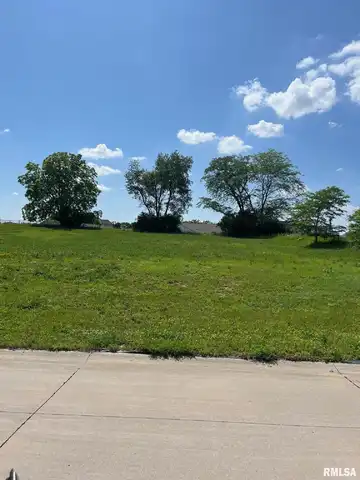 5088 Woody Creek Lane, Bettendorf, IA 52722