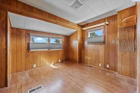 202105 E Bowles Rd, Kennewick, WA 99337