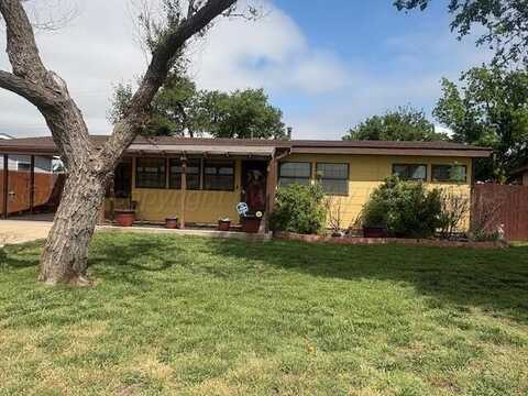 1020 W Crane Rd, Pampa, TX 79065