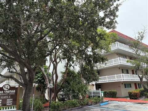 3571 Inverrary Dr, Lauderhill, FL 33319