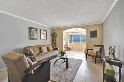 9821 Sunrise Lakes Blvd, Sunrise, FL 33322