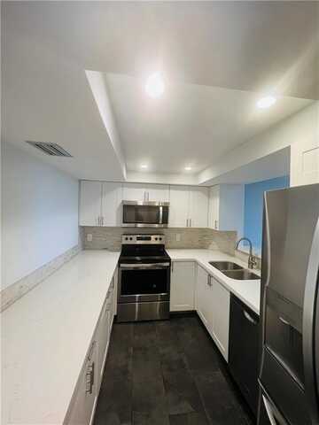 3900 N Hills Dr, Hollywood, FL 33021